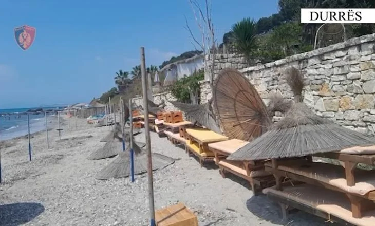 Hiqen 91 komplete me çadra e shezlongë pa leje nga plazhi i Currilave në Durrës, 3 persona nën hetim