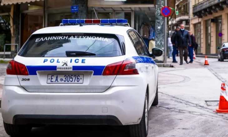 Horror në Athinë – 20-vjeçari spërkat me dezinfektues të miturin dhe i vë flakën