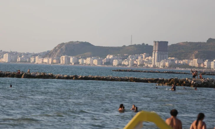 Humb jetën pushuesi në plazhin e Qerretit, dyshohet se pësoi arrest kardiak