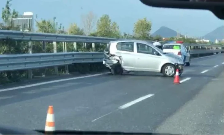 Humb kontrollin e makinës dhe përplaset me bordurën e rrugës, plagoset shoferja dhe pasagjerja