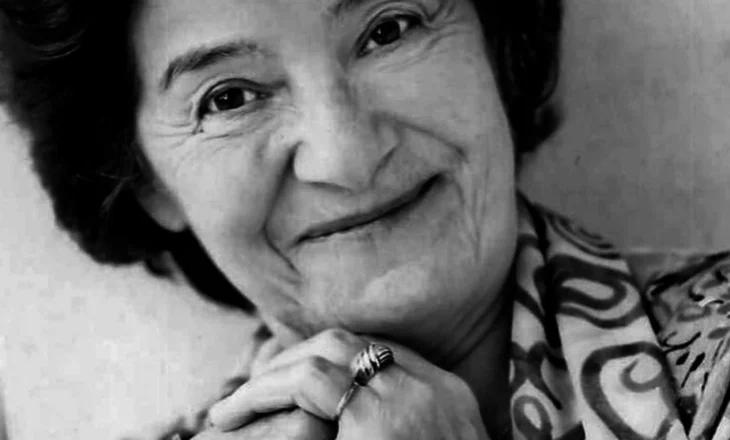 I bashkohet yjeve të përjetësisë, Violeta Sekuj, një korçare që u rrit me mëkim shpirtëror në tempullin e korifenjve, Teatrin “Migjeni”