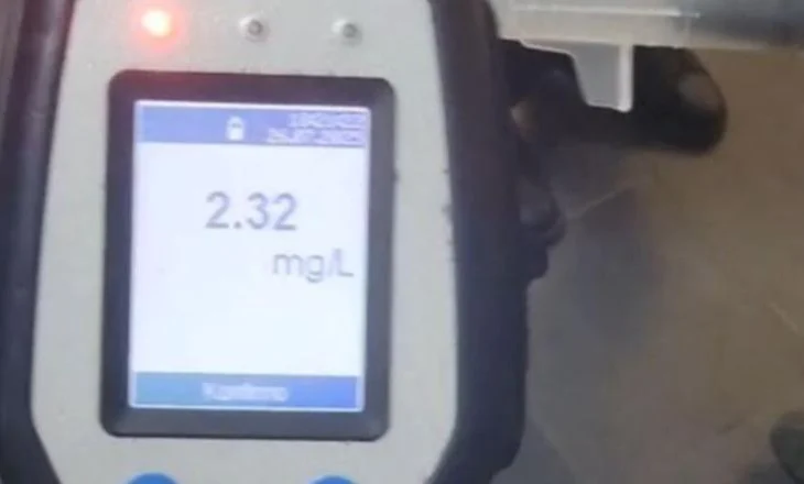 I dehur në timon dhe rrezik në rrugë, arrestohet 75-vjeçari kosovar, refuzoi t’i nënshtrohej testit të alkoolit