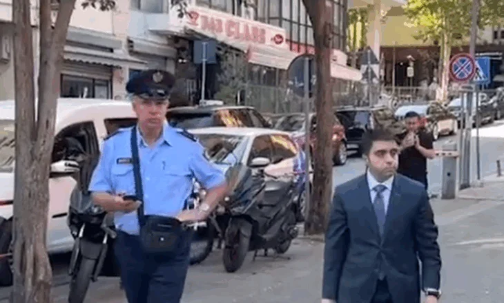 I shoqëruar me Polic/ Kreu i KPP, Jonaid Myzyri mbërrin në GJKKO
