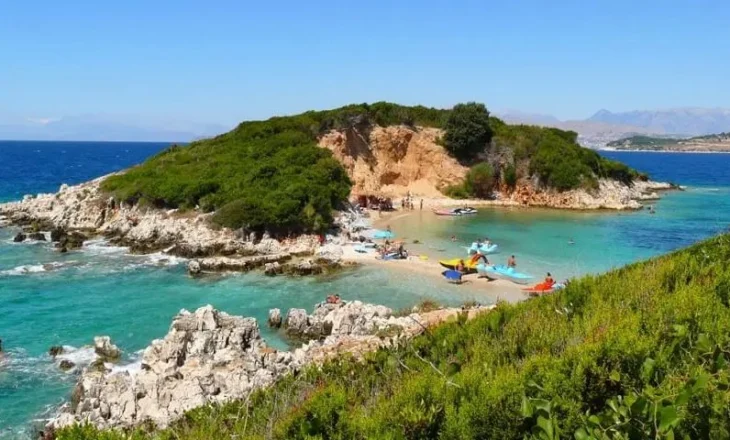 I vodhi portofolin dhe kartat bankare pushuesit në Ksamil, arrestohet në kufi turisti hungarez
