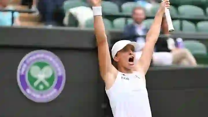 Iga Swiatek “shpartallon” Anisimova në finale, është “mbretëresha” e re e Wimbledon
