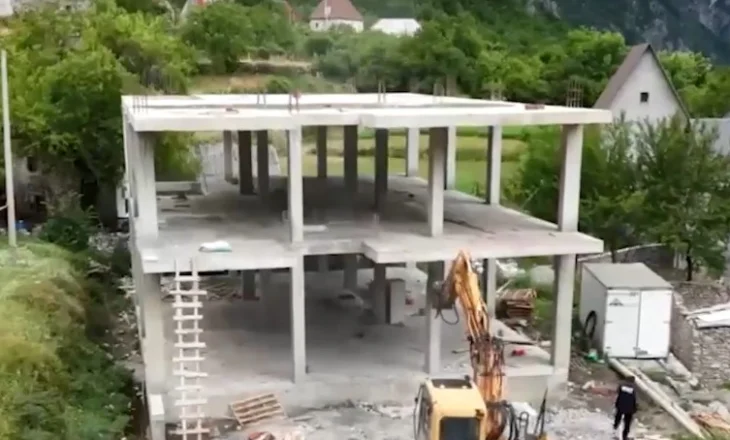 IKMT vijon aksionin për prishjen e ndërtimeve pa leje në Theth, shemb objektin 2-katësh me strukturë betoni