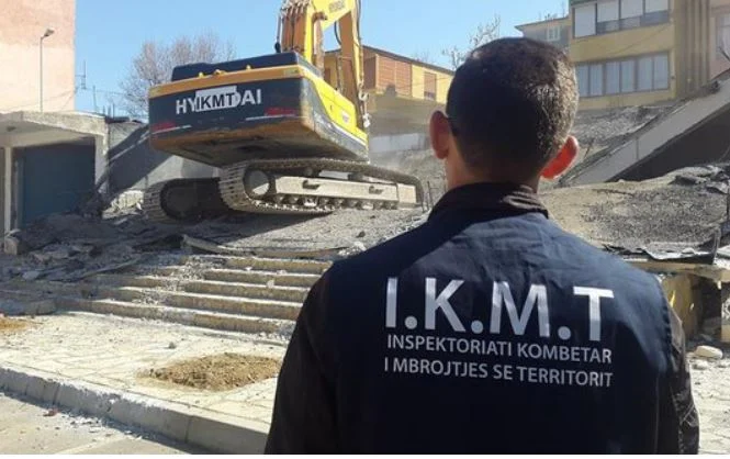 IKMT ‘zbarkon’ në Vlorë, inspektim në një pallat në Lungomare