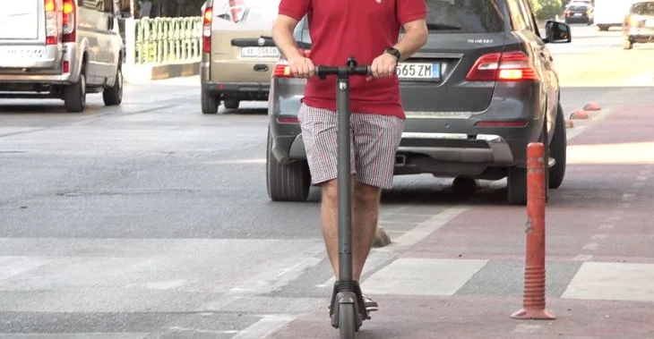 Italia shtrëngon rregullat për monopatinat elektrike, targa të detyrueshme dhe masa të reja sigurie