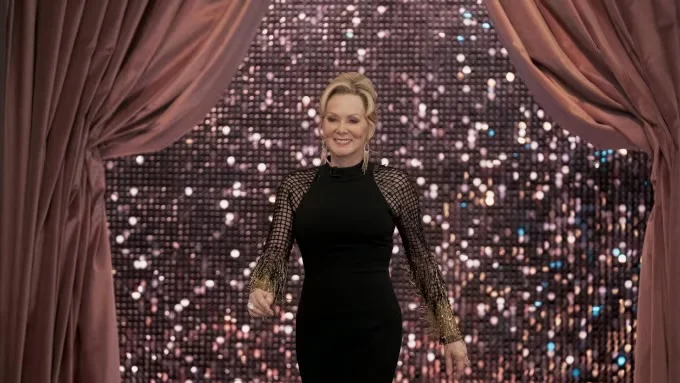 Jean Smart nënshkruan krahun e një fanseje si Deborah Vance dhe ajo e kthen në tatuazh