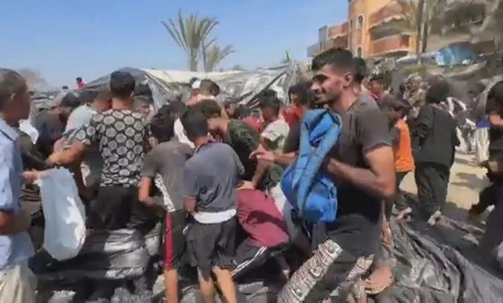 “Jetojmë me ujë dhe sheqer”, palestinezët e dëshpëruar dynden për të marrë ushqim