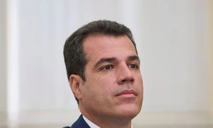“Jo më hotel për ta”, ministri grek iu mbyll derën emigrantëve, parlamenti miraton ligjin e ri