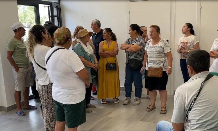“Kam shtatë vite që punoj aty dhe paguaj 180 mijë lekë qira”/ Lirimi i hapësirave publike në Laç, tregtarët në protestë