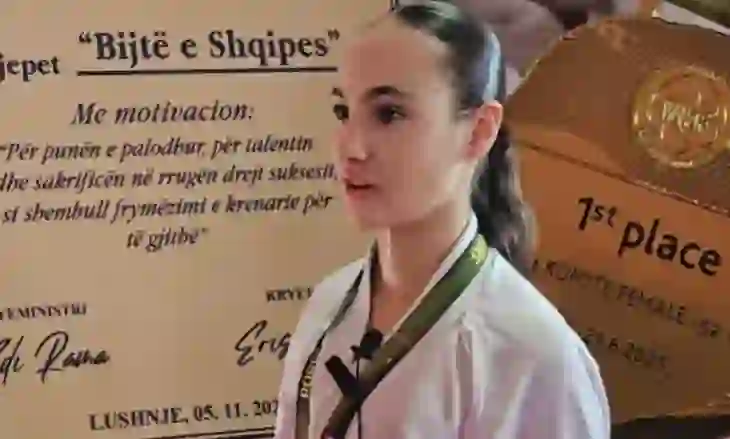 Kampione e Botës mes 4000 garuesve, Amanda Dedej, 13-vjeçarja nga Lushnja që pushtoi botën e karatesë