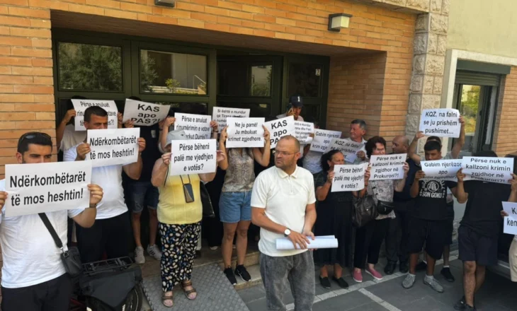 Kandidati Aulon Kalaja protestë para KQZ, kërkon hapjen e të gjitha kutive të Durrësit