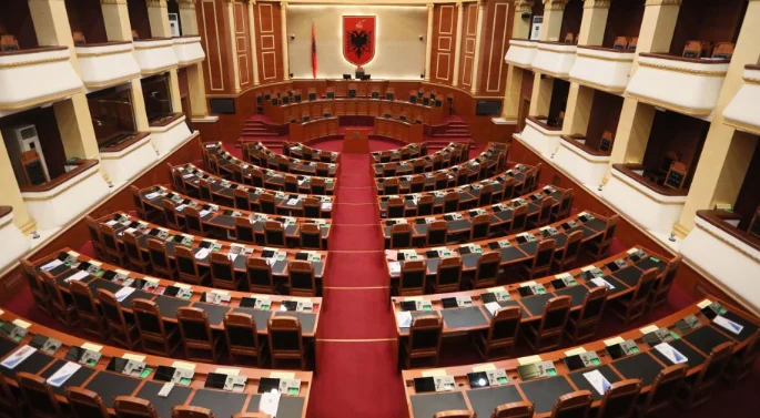 Kandidati fiktiv, punëtori i ndërtimit që ka dalë në KEMP, nuk jep dorëheqje. Synon të jetë deputet!