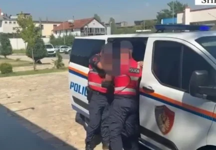 Kanosi me armë zjarri fqinjin e tij pas një konflikti, arrestohet 41-vjeçari në Dobraç