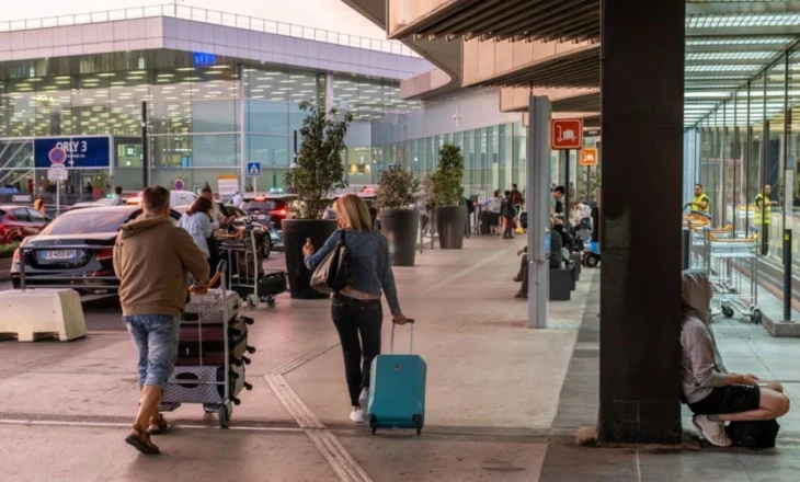 Kaos në aeroportet franceze/ Rreth 1000 fluturime anulohen, shkak dita e dytë e grevës së kontrollorëve të trafikut ajror