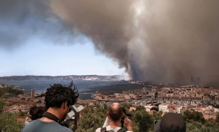 Kaos në Francën Jugore/ Zjarri afër Marsejës bllokon transportin ajror e hekurudhor