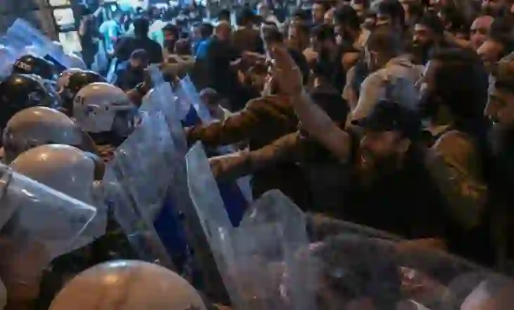 Karikatura për profetin Muhamed shkakton zemërim në Stamboll/ Përleshje me Policinë dhe 4 të arrestuar