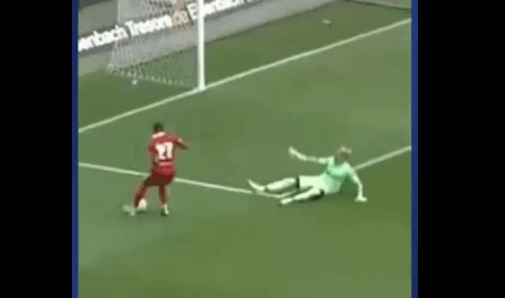 Karius bën gafën e radhës, por gabimi i sulmuesit është akoma më qesharak (Video)
