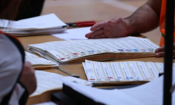 KAS vendos për 4 qarqe! Opozita ngulmon për pavlefshmëri në Tiranë, Elbasan, Durrës dhe Fier. Kalaja kritikon edhe PD