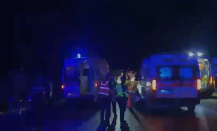 Katër të plagosur dhe një viktimë! Traileri përplaset me makinën në aksin Lezhë-Shkodër, mjeti bie në kanal