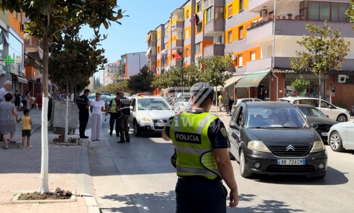 Këmbësori përplaset nga makinë në vijat e bardha në Fier, ndodhet jashtë rrezikut për jetën.