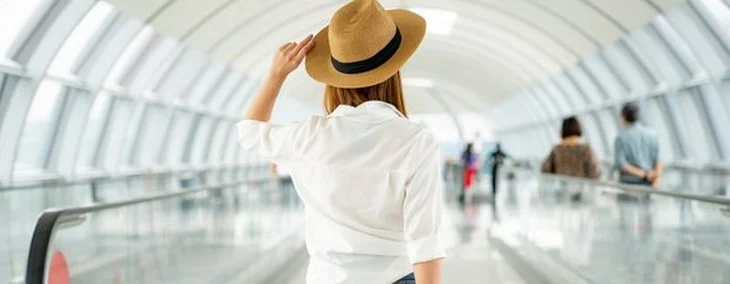 Keni një udhëtim të gjatë përpara? Ja disa truke se si ta bëni kohën të “fluturojë”