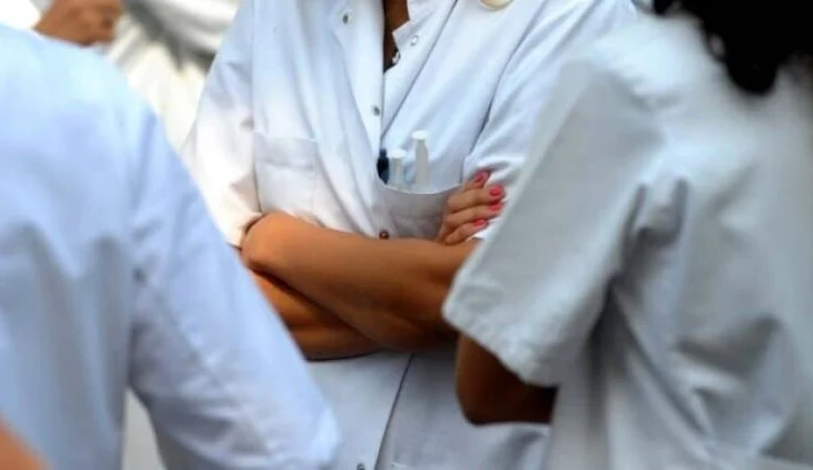 Kolonjë/ I vdiq burri në banesë, 47-vjeçarja akuzon mjekët se nuk e diagnostikuan si duhet