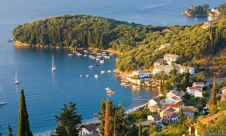 Kompanitë celulare shqiptare ‘rrjepin’ turistët e huaj në Korfuz: Faturim mbi 300 paund për lidhje me Roaming
