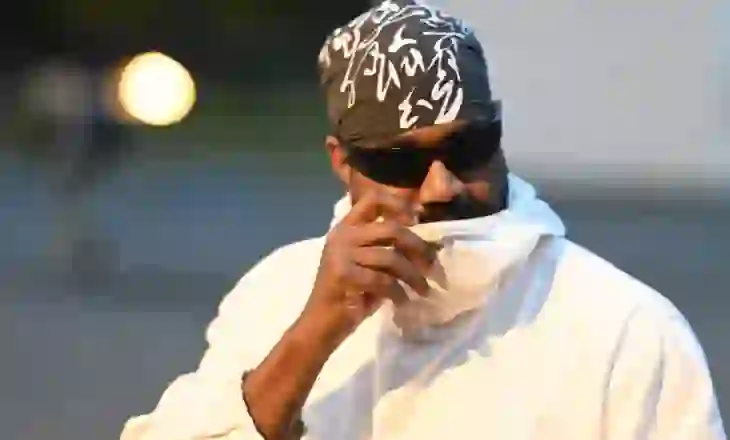Koncerti i Kanye West në Shanghai kthehet në zhgënjim masiv: vonesa, shi dhe “lip-sync” në një stadium me 70 mijë vetë