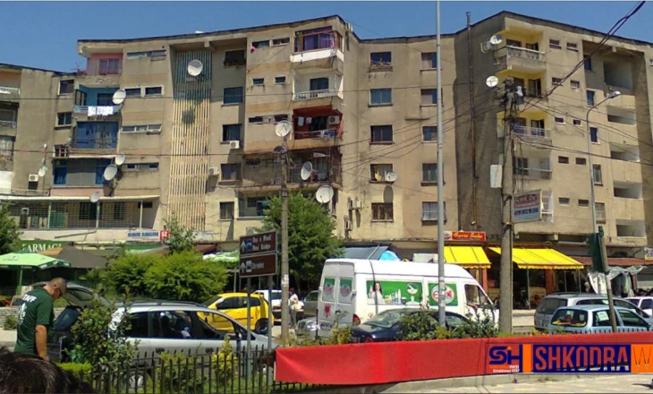Konflikt mes të rinjve tek sheshi “Prek Cali” në Shkodër, 33 vjeçari përfundon në spital me plagë thike…