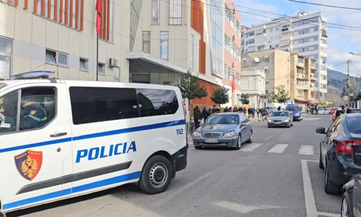 Kontroll i befasishëm në Elbasan/ Bie në pranga vëllai i deputetit të PS, u kap me ‘arsenal’ ar’mësh në banesë