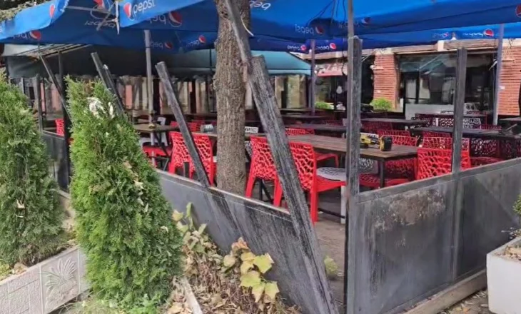 Korçë, vijon heqja e strukturave metalike nga lokalet. Pronarët dalin në protestë