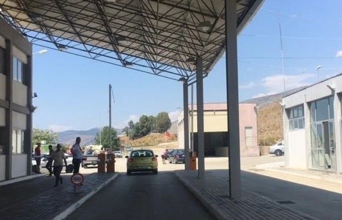 Korrupsion dhe shpërdorim detyre në kufirin greko-shqiptar, në pranga 13 punonjës të doganës greke