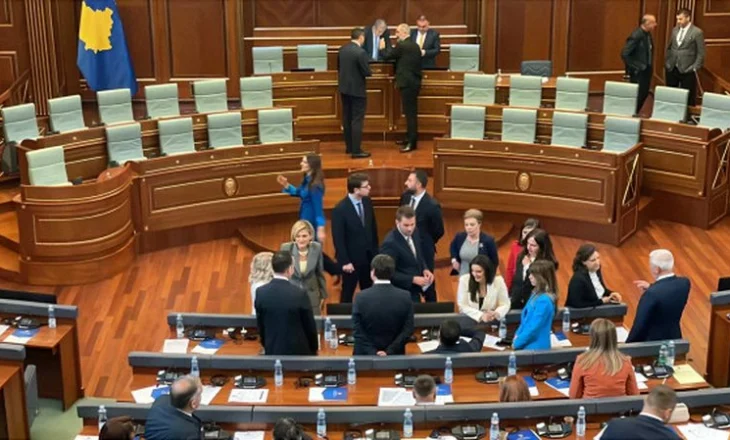 Kosova drejt zgjedhjeve të reja, ekspertët: Nuk është më vetëm krizë politike, por edhe ekonomike