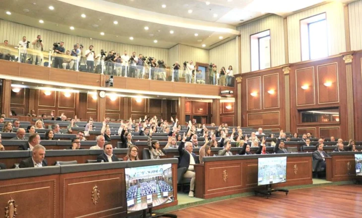 Kosova në “lupën” e ndërkombëtarëve, mbahet seanca e fundit për Konstituimin e Kuvendit, çfarë ndodh nëse dështon