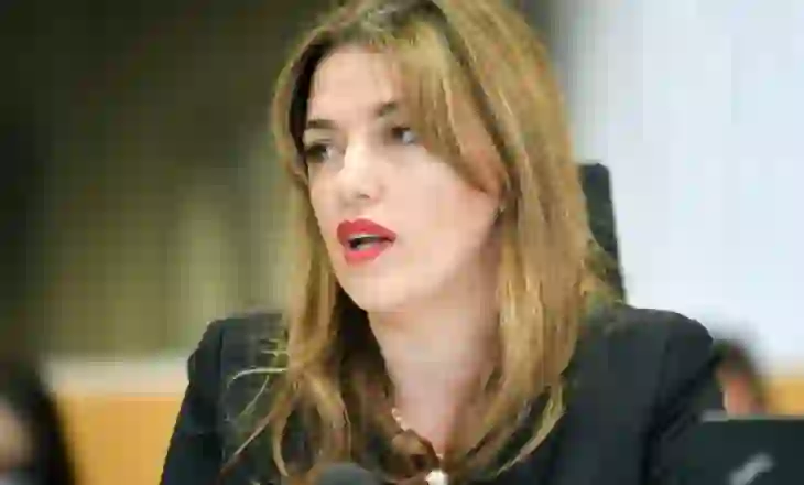Kosova në udhëkryq politik, Albulena Haxhiu paralajmëron tërheqjen nga gara për kryetare pas 43 dështimeve
