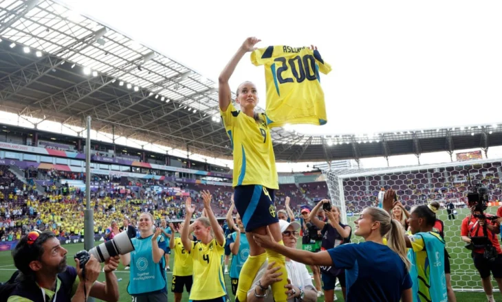 Kosovare Asllani i dhuron fanellën e 200-të tifozes shqiptare nga Zvicra