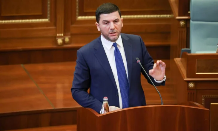 Krasniqi akuzon Kurtin për bllokim të institucioneve: Situatë absurde në Kuvend