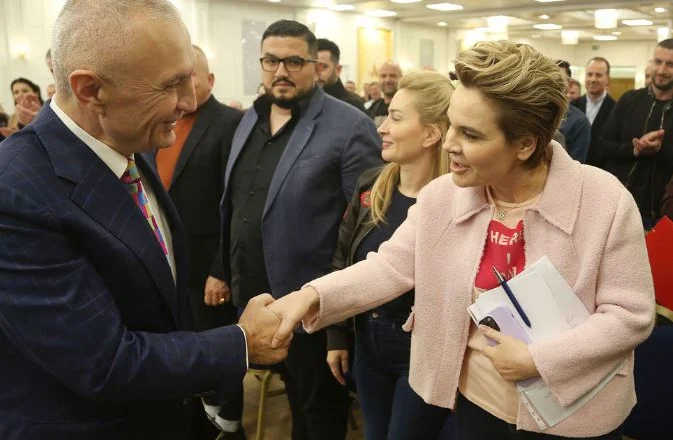 Kriza bashkëshortore Meta-Kryemadhi kthehet në përçarje politike dhe fyerje publike