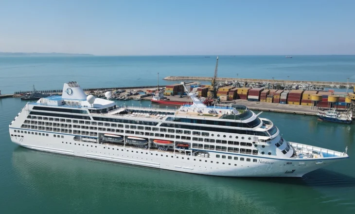 Kroçera me 676 turistë nga SHBA-ja dhe Australia ankorohet në portin e Durrësit