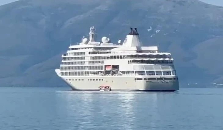 Kroçera “Silver Whisper” ankorohet në portin e Vlorës, 383 pasagjerë nga SHBA-ja, Kanadaja e Australia