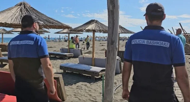Kryebashiaku Beci publikon videon nga plazhi i Velipojës: Sekuestrim shezllonësh pa leje