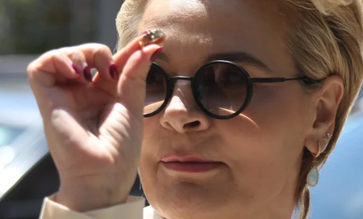 Kryemadhi me mesazh të koduar? Deputetja shkon në SPAK me unazën e rubinit: Kujt i ha humbur? Do e çoj…