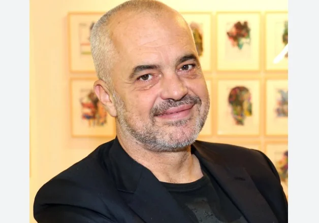 Kryeministri Rama feston sot ditëlindjen. Stafi në selinë e PS-së e pret me dhurata dhe duartrokitje