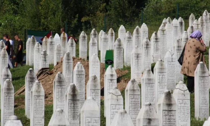 Kujtohet masakra e Srebrenicës, 30 vjet më parë serbët vranë mbi 8 mijë burra e djem myslimanë