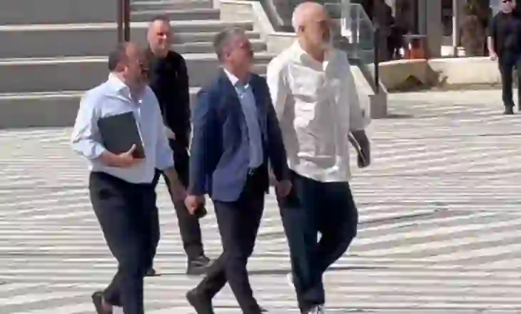 Kush janë 21 drejtuesit e Bashkisë Vlorë që dorëzuan dorëheqjen pas urdhrit të Ramës (Emrat)