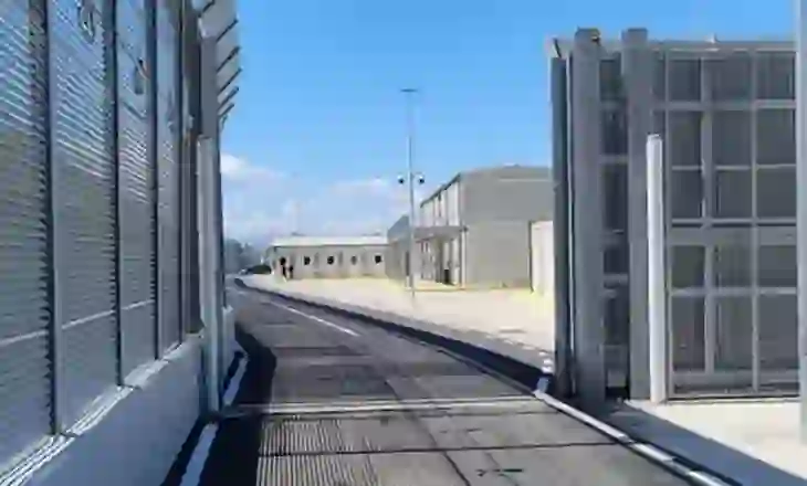 Kushte kritike në Gjadër, Raporti i Komitetit të Azilit dhe Emigracionit: Të pezullohet protokolli Itali-Shqipëri