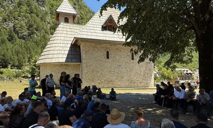 “Kuvend burrash” në Theth, kërcënojnë: Të na japë fjalën bajraktari dhe ne marrim malet…do i mbrojmë me gjak kullat!